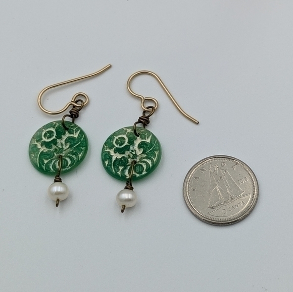 Vintage carved disc green dangle earrings - Picture 3 of 6
